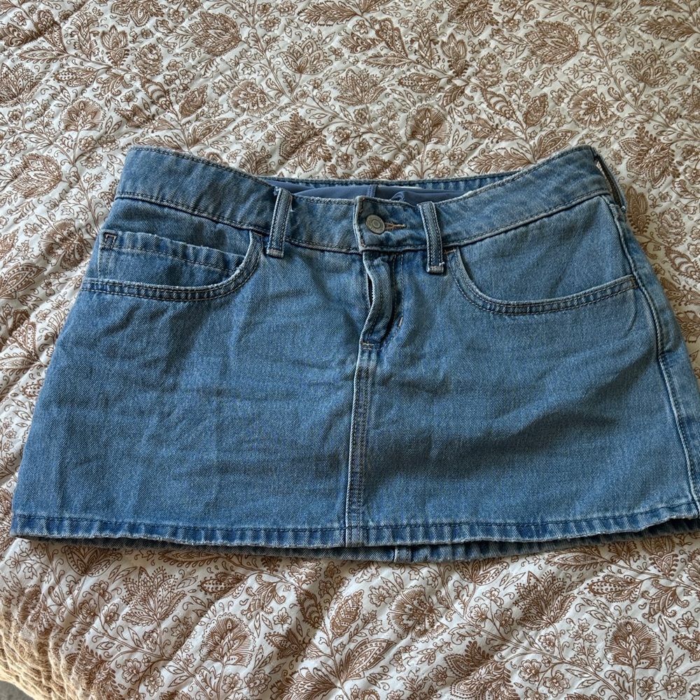Low-Rise medium wash denim mini SKORT Hollister